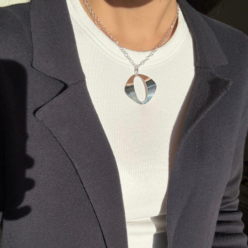 COLLAR CON COLGANTE VOLUMEN