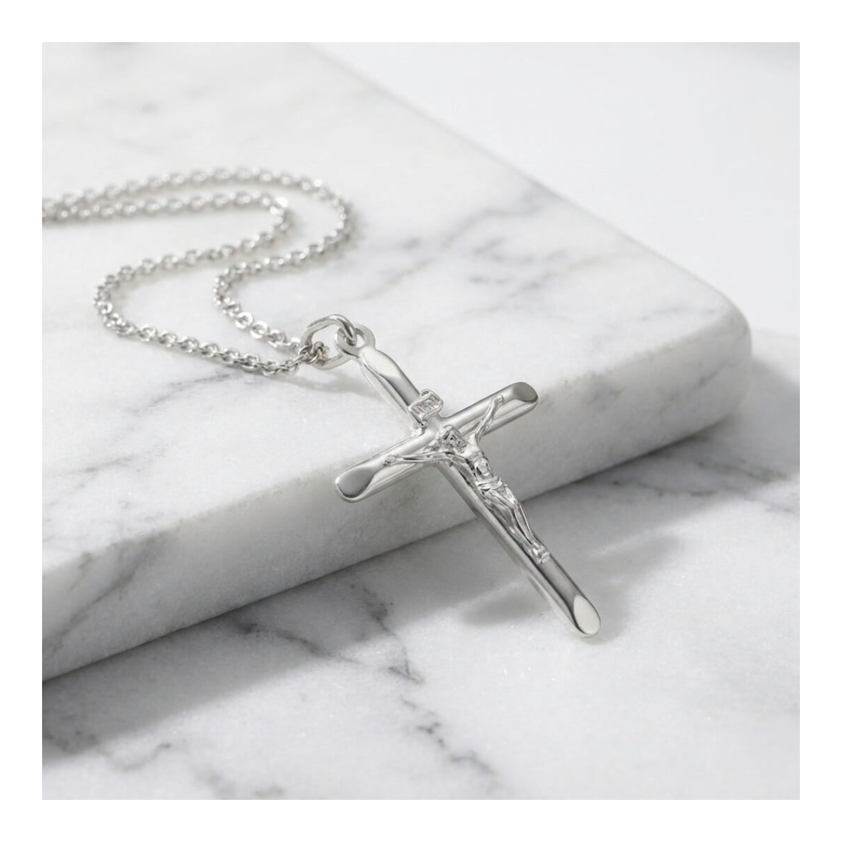 CRUZ MEDIA CAÑA CON CRISTO 2,8 X 2 CM