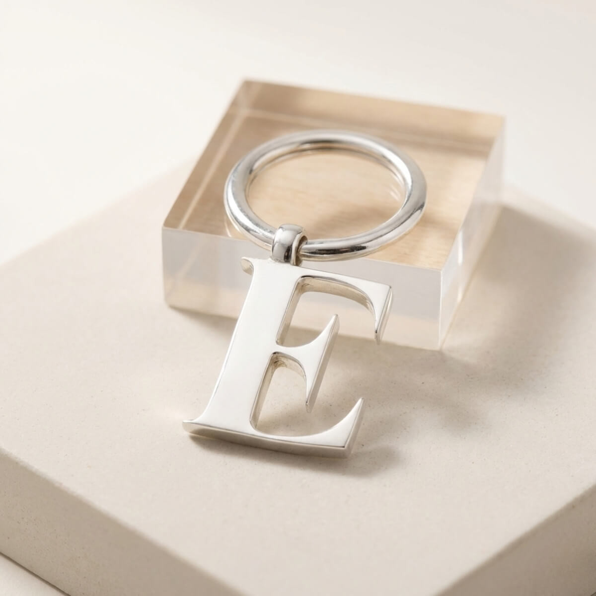 LLAVERO PLATA INICIAL E